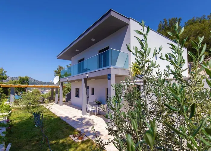 Villa Regina With Heated Pool And Sea View