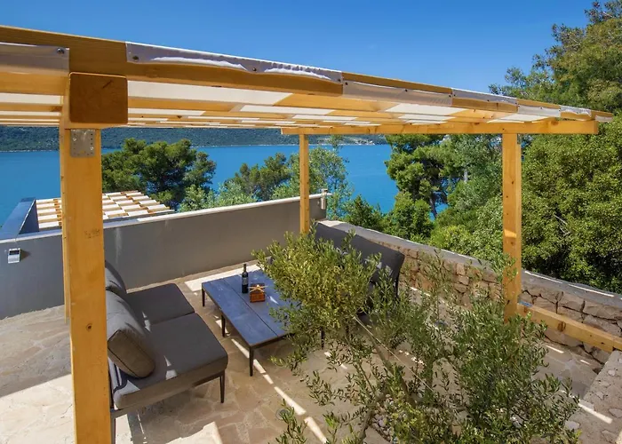Villa Regina With Heated Pool And Sea View