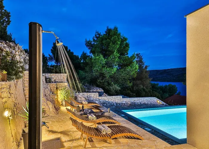 Villa Regina With Heated Pool And Sea View