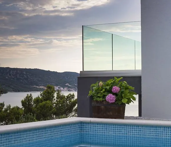 Villa Regina With Heated Pool And Sea View