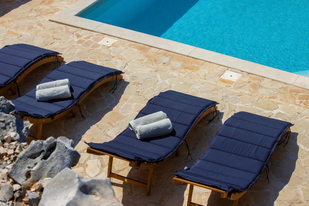 Regina With Heated Pool And Sea View