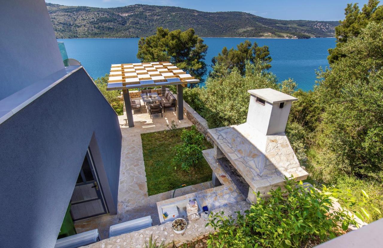 Villa Regina With Heated Pool And Sea View