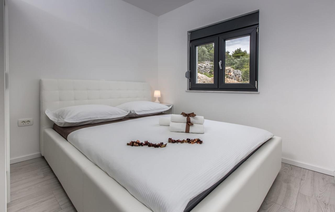 Villa Regina With Heated Pool And Sea View