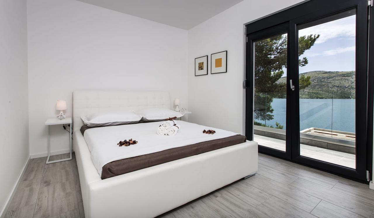 Regina With Heated Pool And Sea View