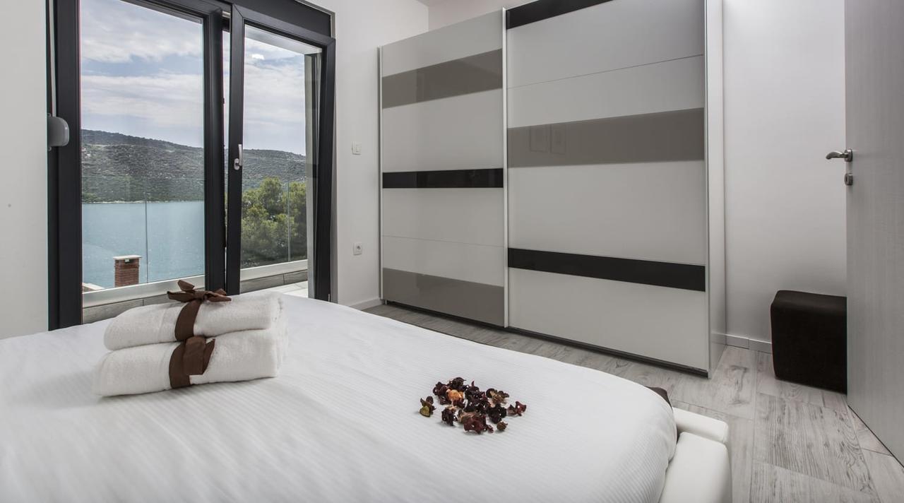 Villa Regina With Heated Pool And Sea View Marina