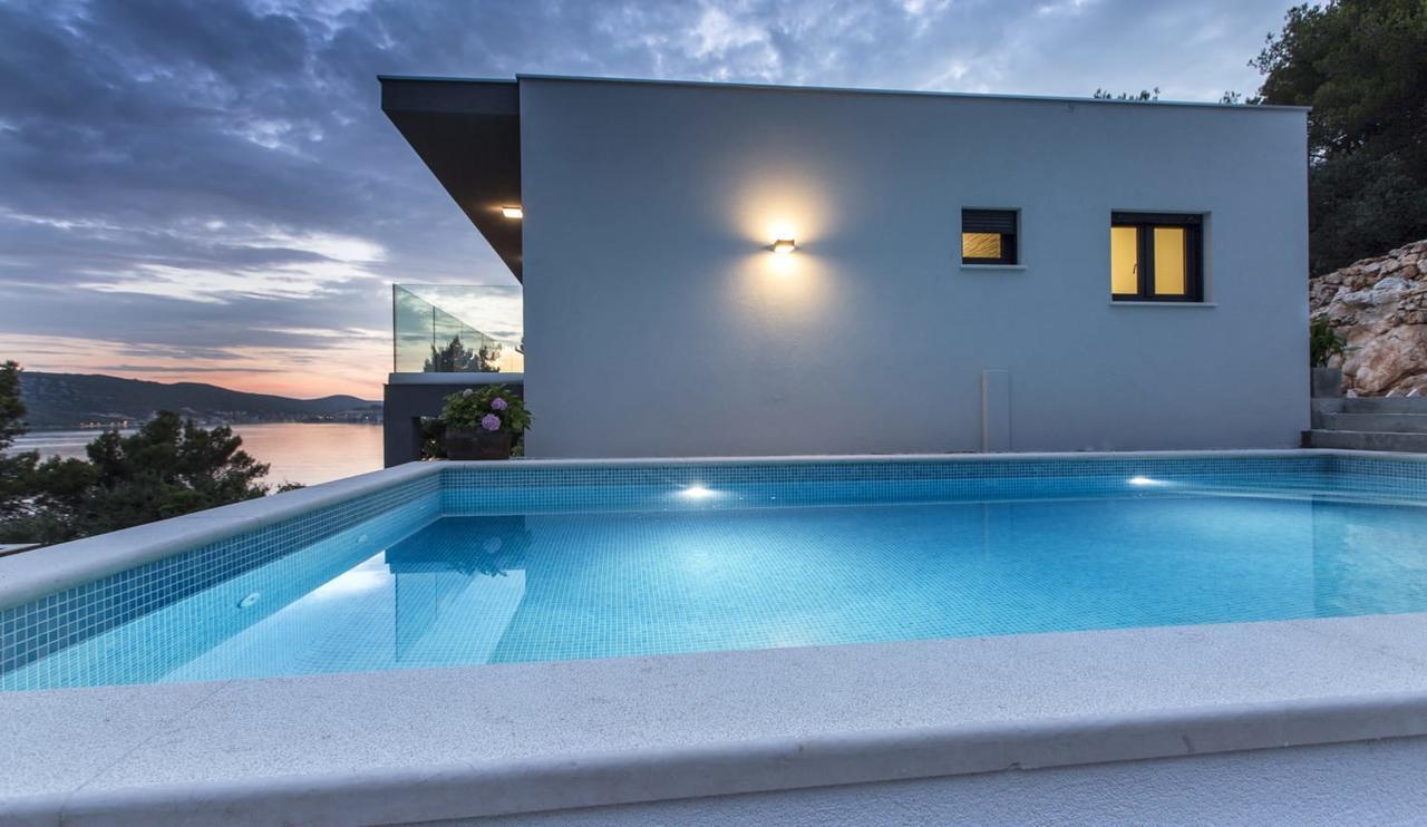 Regina With Heated Pool And Sea View