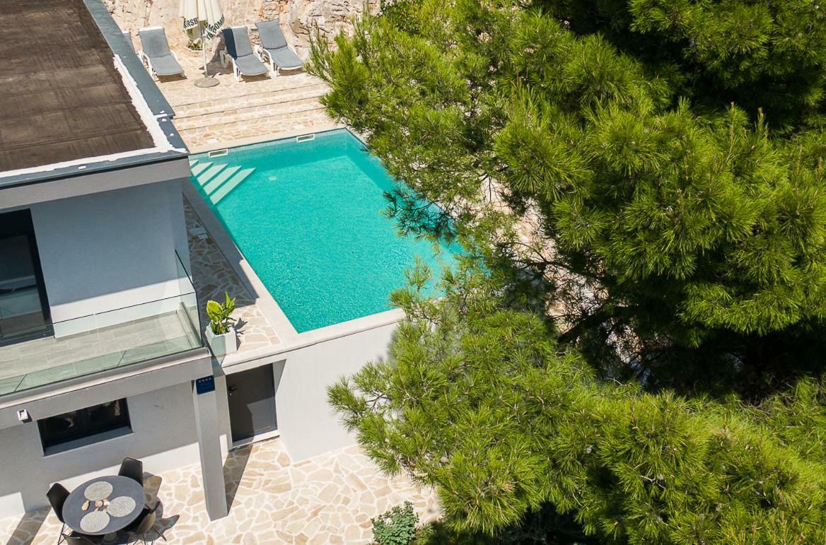 Villa Regina With Heated Pool And Sea View