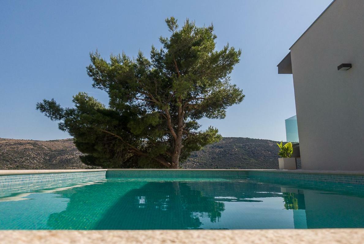 Regina With Heated Pool And Sea View Marina